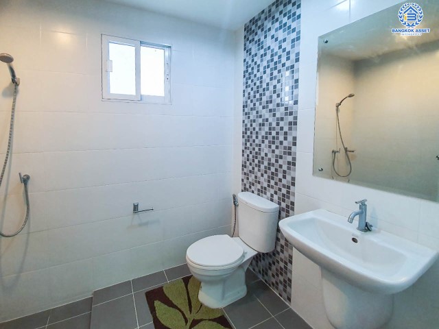 บ้านแฝดมือสองแบรนด์คุณภาพจาก Q.House โครงการ เดอะทรัสต์วิลล์ กาญจนาภิเษก-หทัยราษฎร์  เนื้อที่ 35 ตร.ว. ฟังก์ชัน 3 ห้องนอน 2 ห้องน้ำ บ้านสวยพร้อมเข้าอยู่ แถมเฟอร์นิเจอร์+ เครื่องปรับอากาศ 2 เครื่อง  บนทำเลศักยภาพ ที่เชื่อมต่อถนนหลายเส้นทาง เดินทางสะดวก ใกล้ทางด่วน "จตุโชติ"...